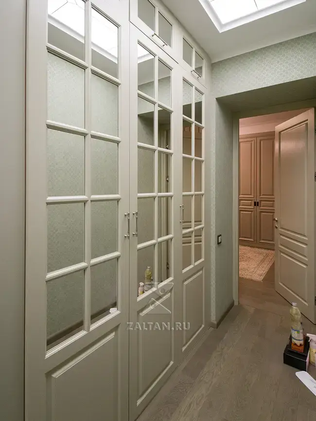 Белый распашной шкаф