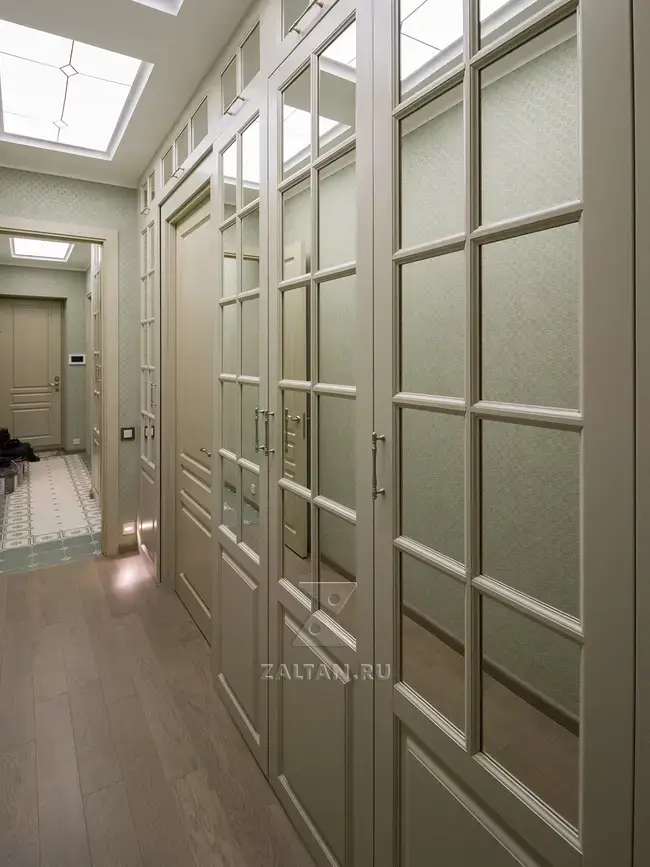 Зеркальные двери шкафа с ракладкой