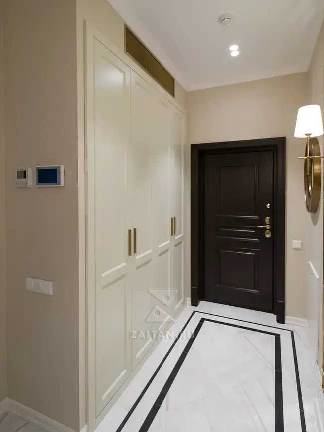 Белый шкаф в прихожую