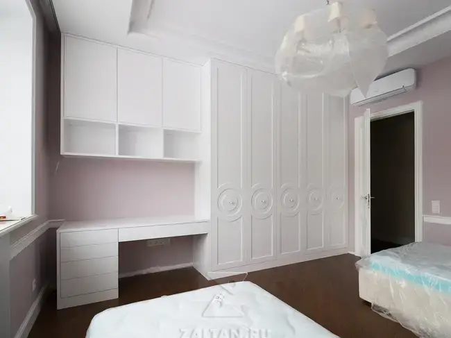 Большой белый шкаф неоклассика