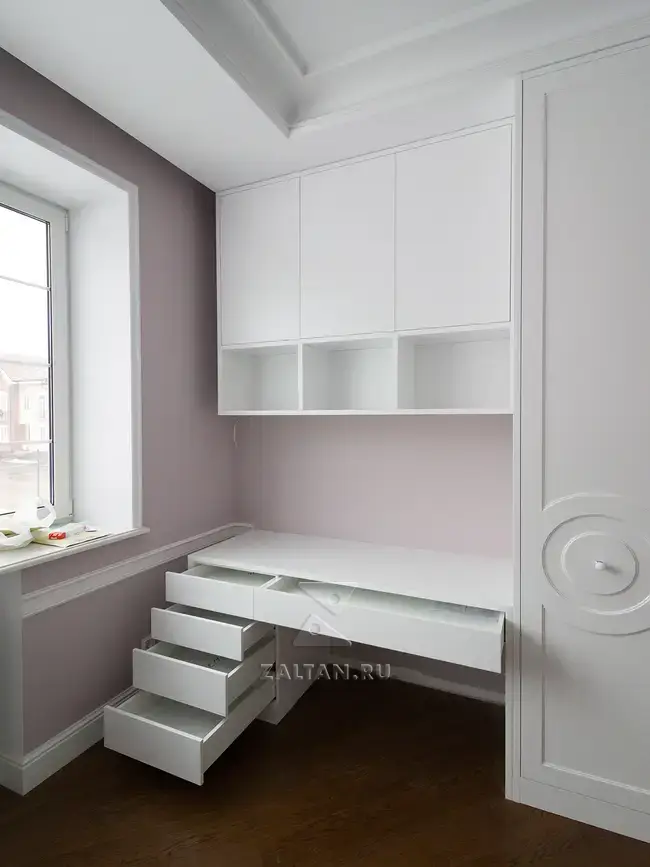 Рабочая зона в спальне