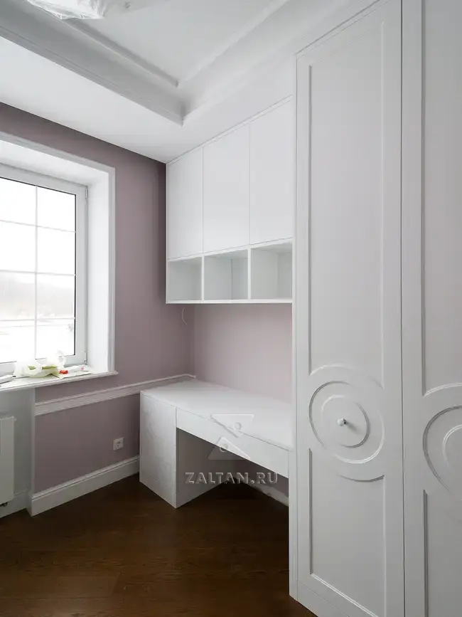 Рабочее место у окна в спальне