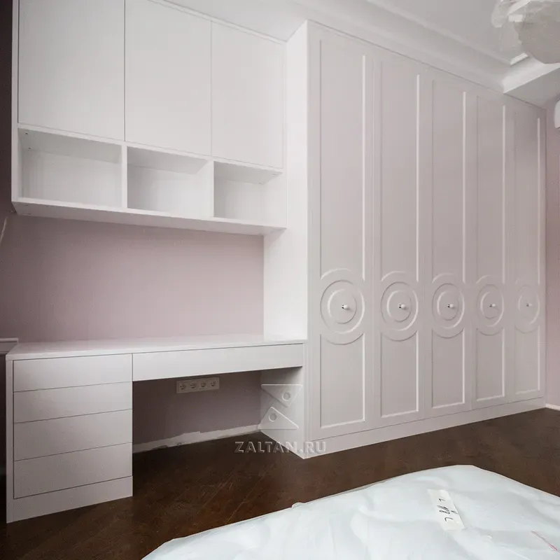 Шкафы в спальню неоклассика