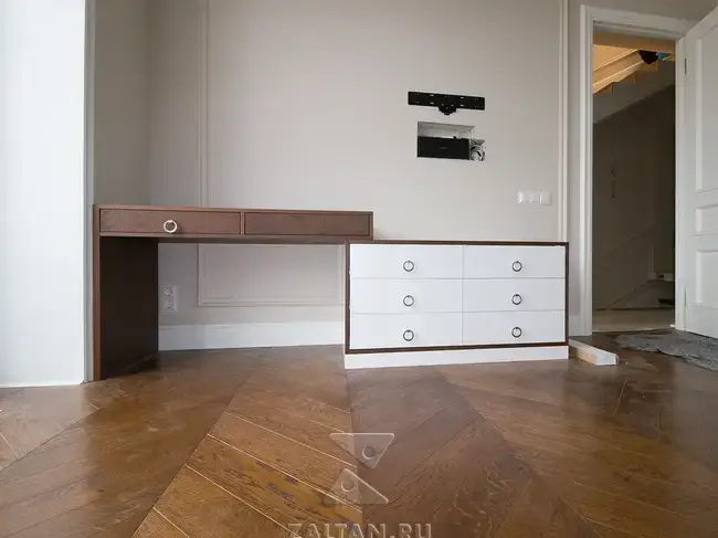 Комод и туалетный столик в спальне