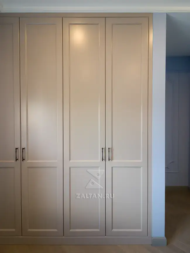 Шкаф с распашными дверьми