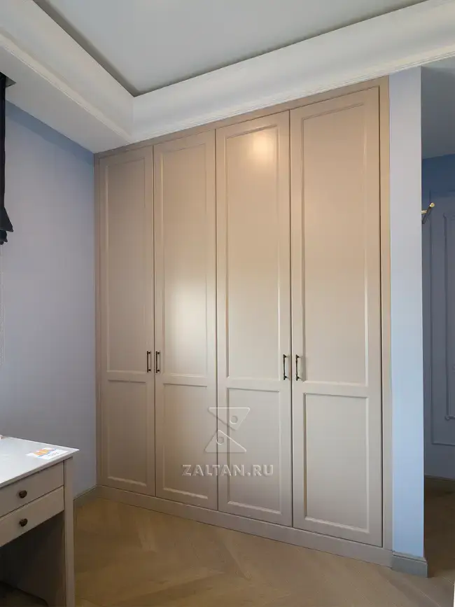Шкаф в стиле неоклассика для спальни