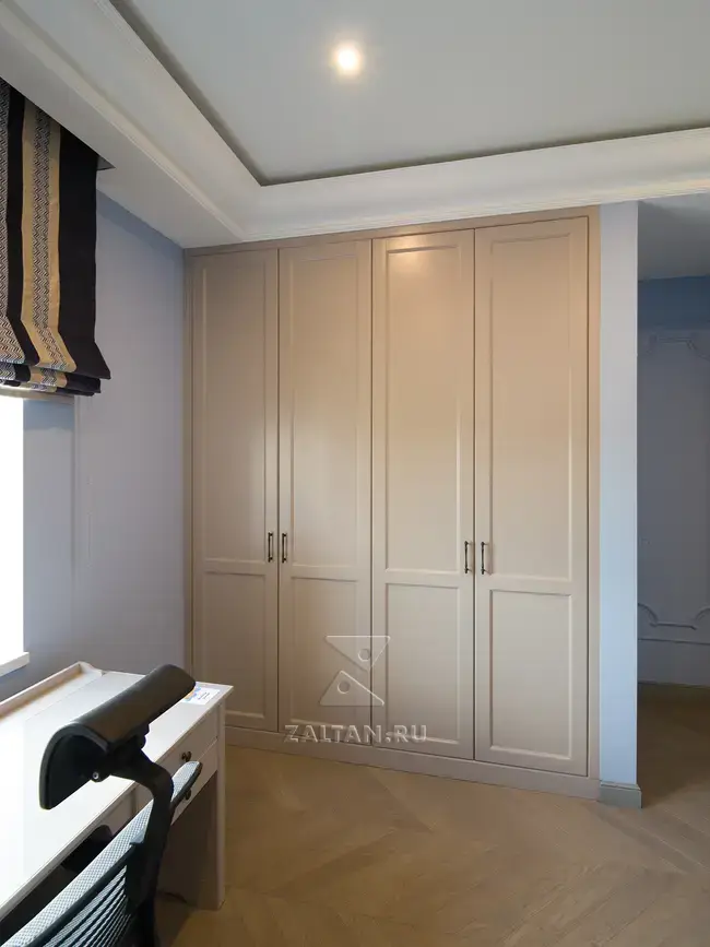 Встроенный в нишу шкаф