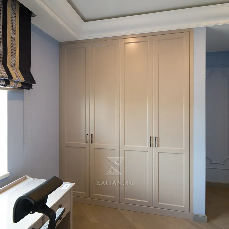 Встроенный в нишу шкаф