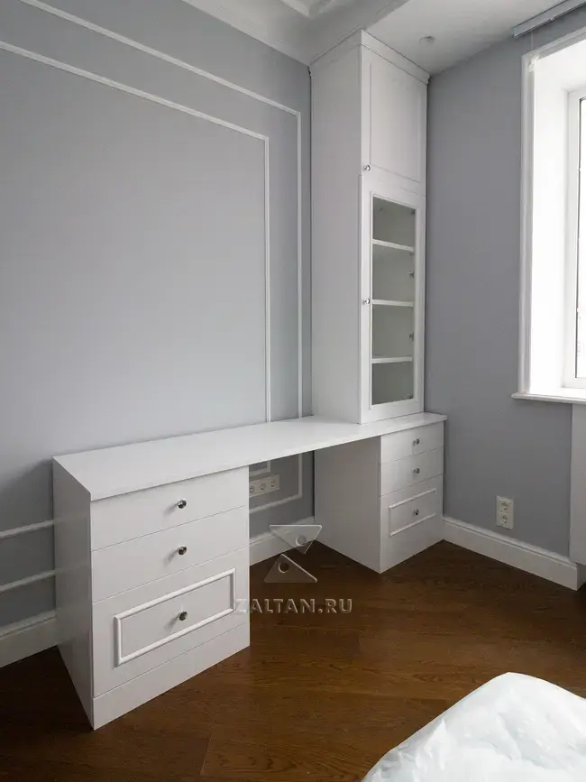 Рабочий стол и книжный шкаф