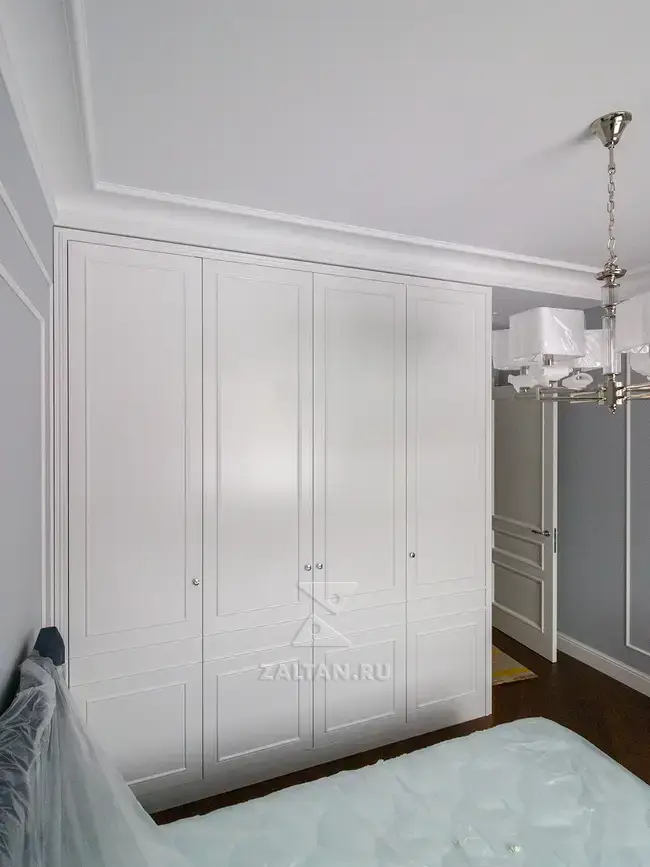 Распашной шкаф в спальню