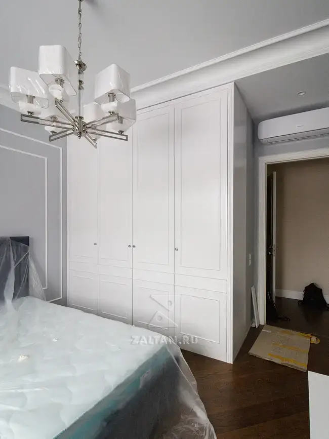 Шкаф неоклассика в спальню