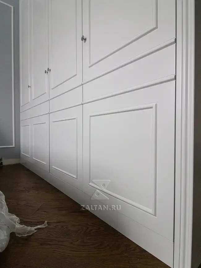 Шкаф с декоративной раскладкой