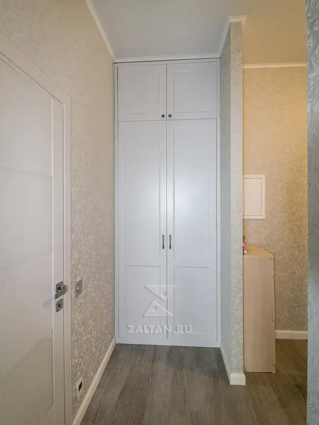 Встроенный распашной шкаф