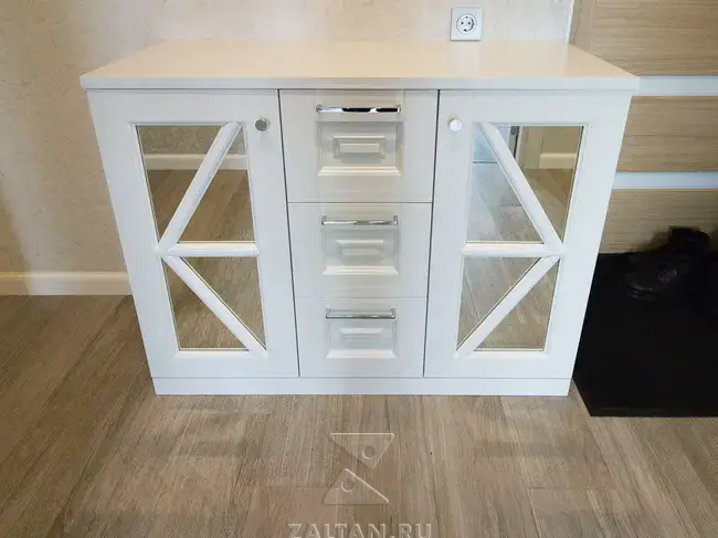 Комод с ящиками и дверцами