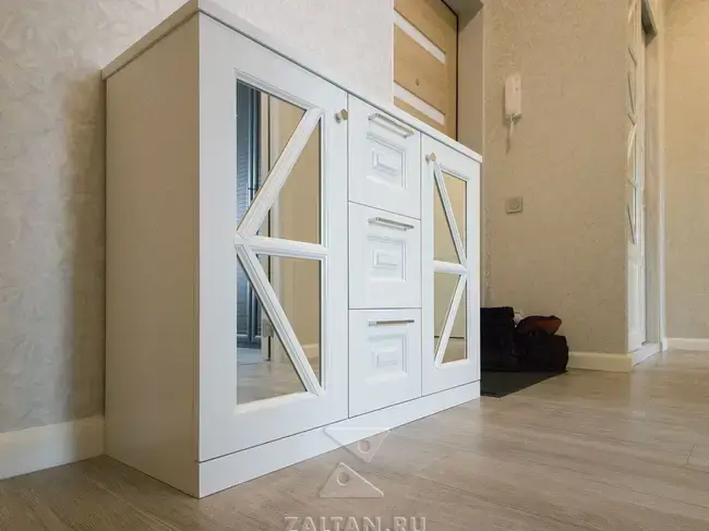 Комод с зеркальнами дверцами