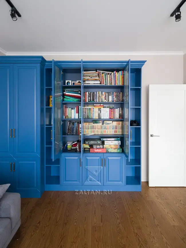 Полки с книгами