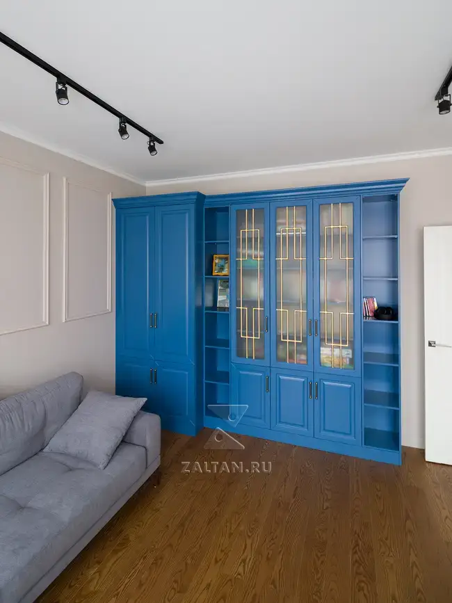 Синий шкаф под книги