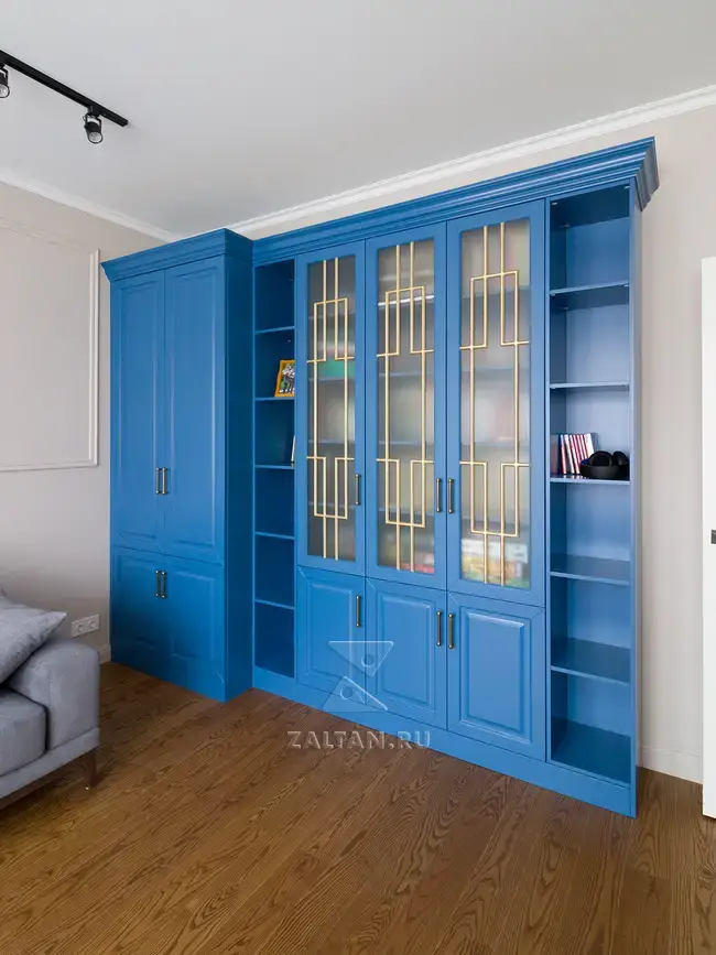 Синий шкаф в гостиную