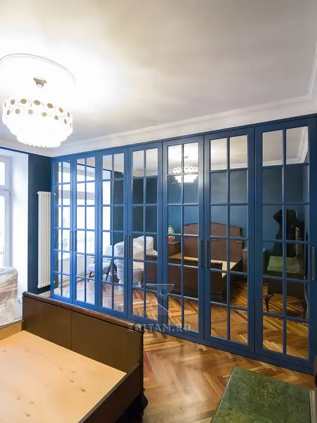 Большой зеркальный шкаф в спальне