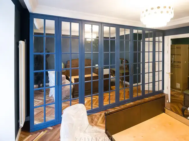 Синий зеркальный шкаф