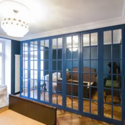 Большой синий шкаф с английской решеткой