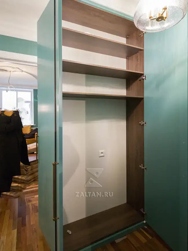 Наполнение шкафа древесного цвета