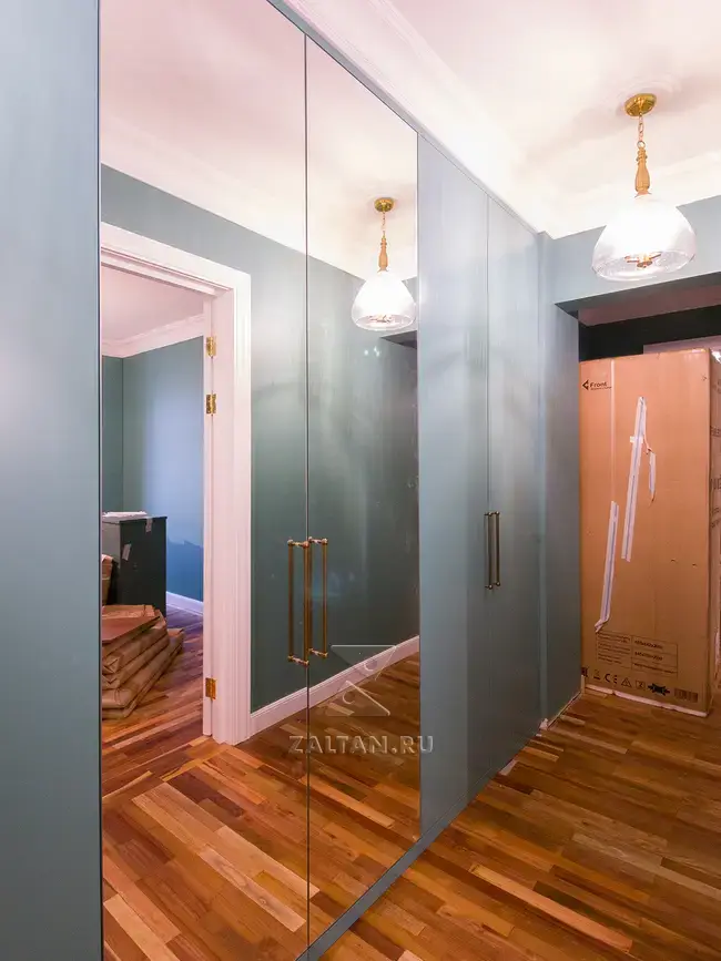 Распашной шкаф в коридор