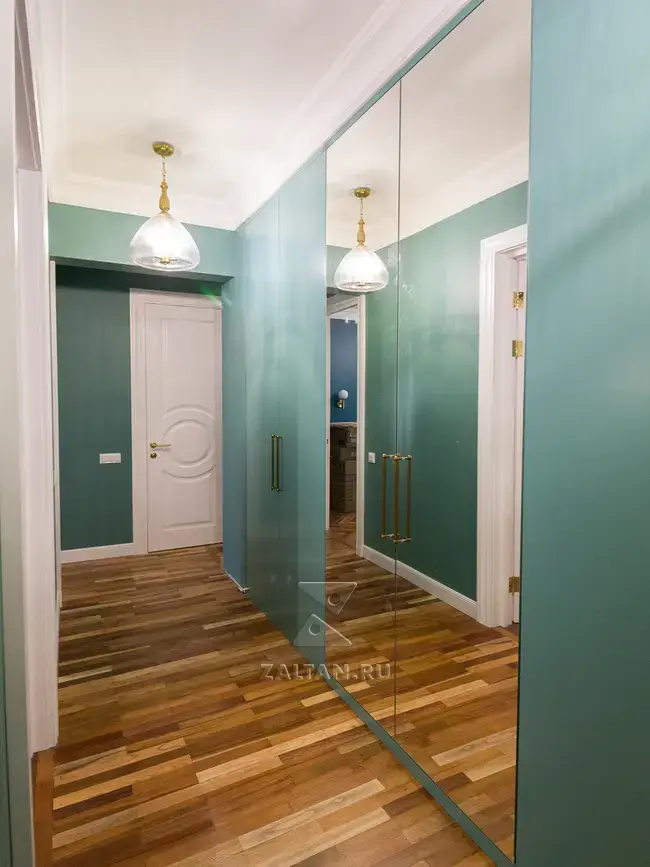 Современный зеркальный шкаф