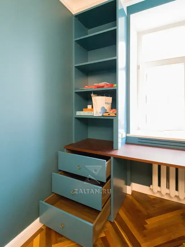 Рабочая зона в детской у окна