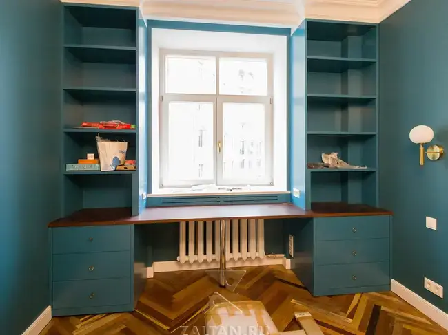 Рабочее место у окна в детской