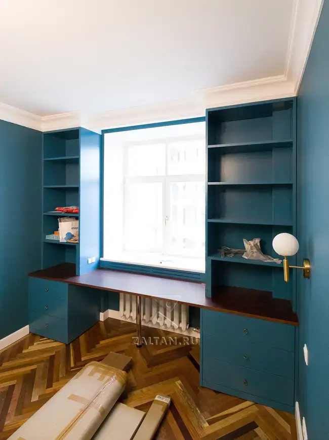 Стеллажи вокруг окна