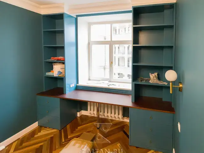 Стол у окна с двумя стеллажами