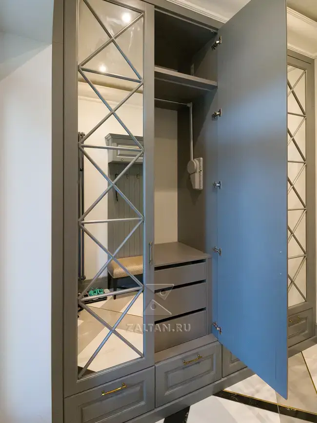 Шкаф с пантографом