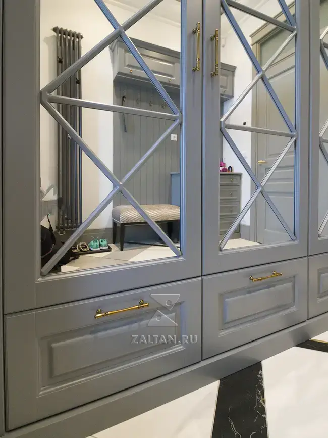 Шкаф в прихожую с раскладкой