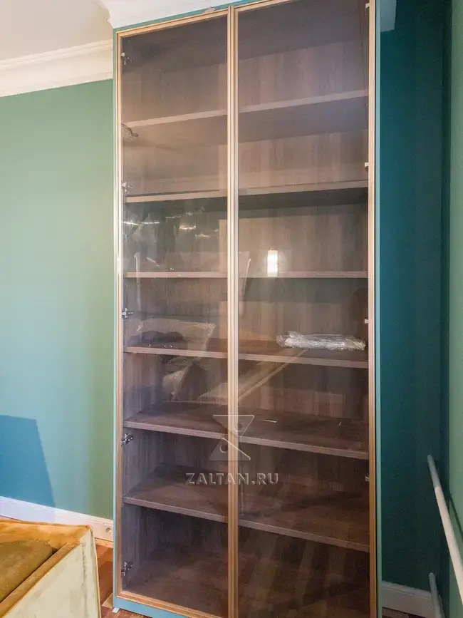 Книжный шкаф