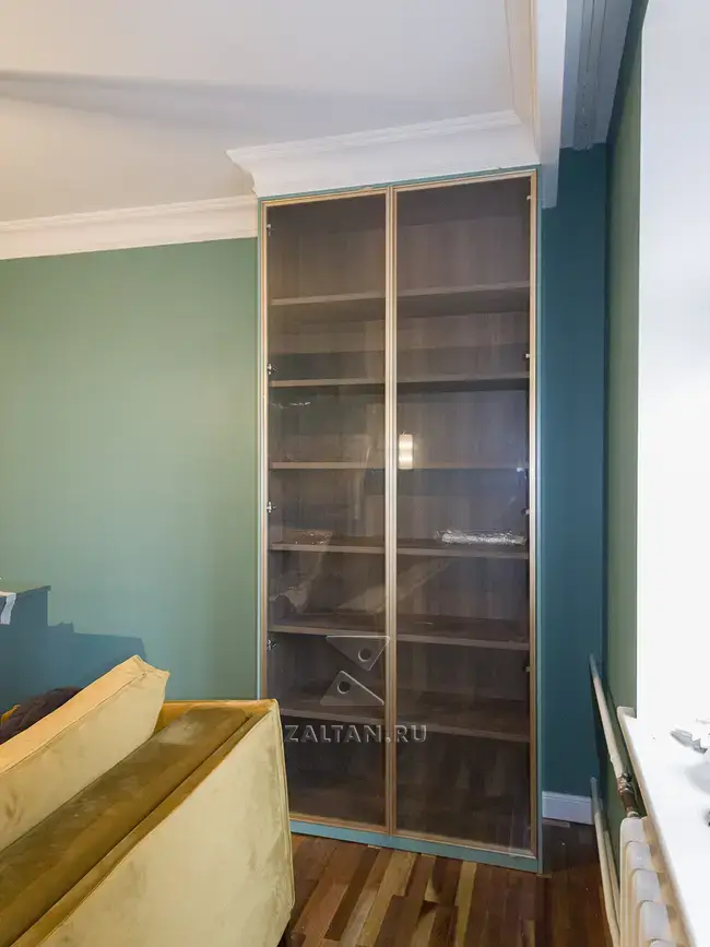 Стеклянный шкаф в гостиной