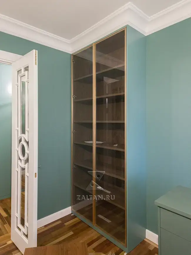 Стеллаж под книги с стеклянными дверьми