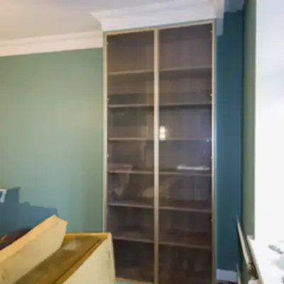 Книжный шкаф в гостиную