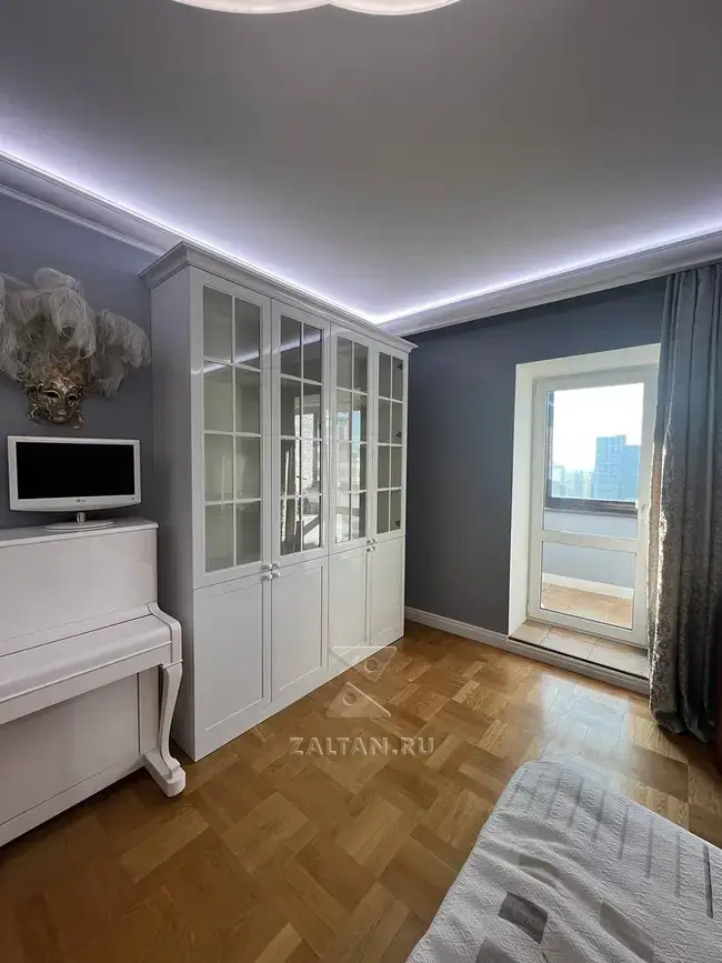 Белый глянцевый шкаф