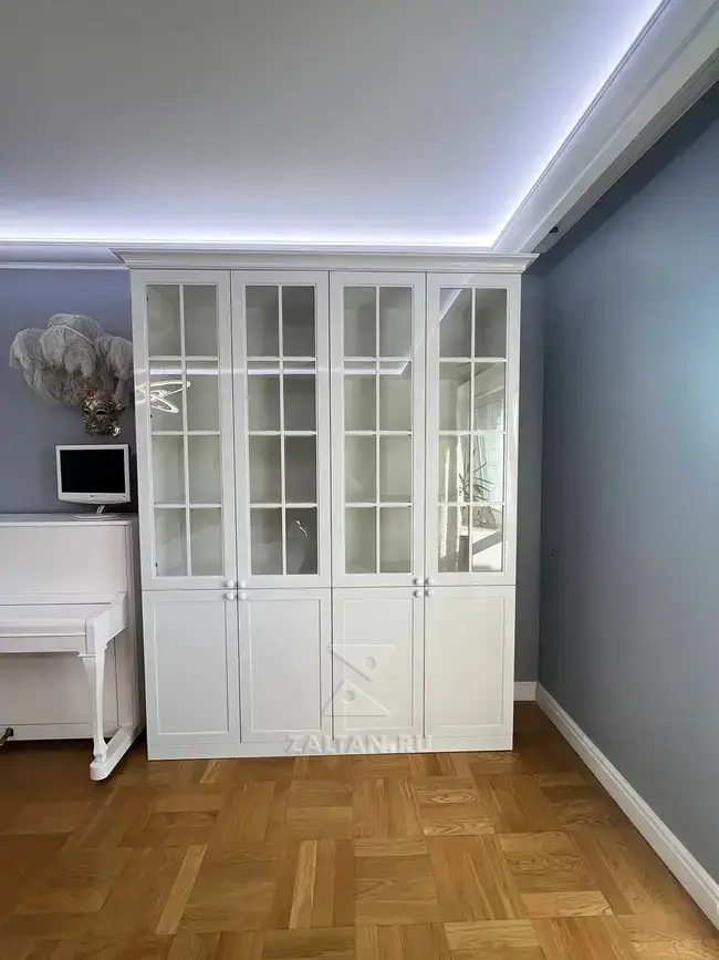 Шкаф витрина в гостиную