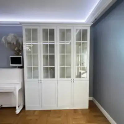 Белый глянцевый шкаф в гостиную