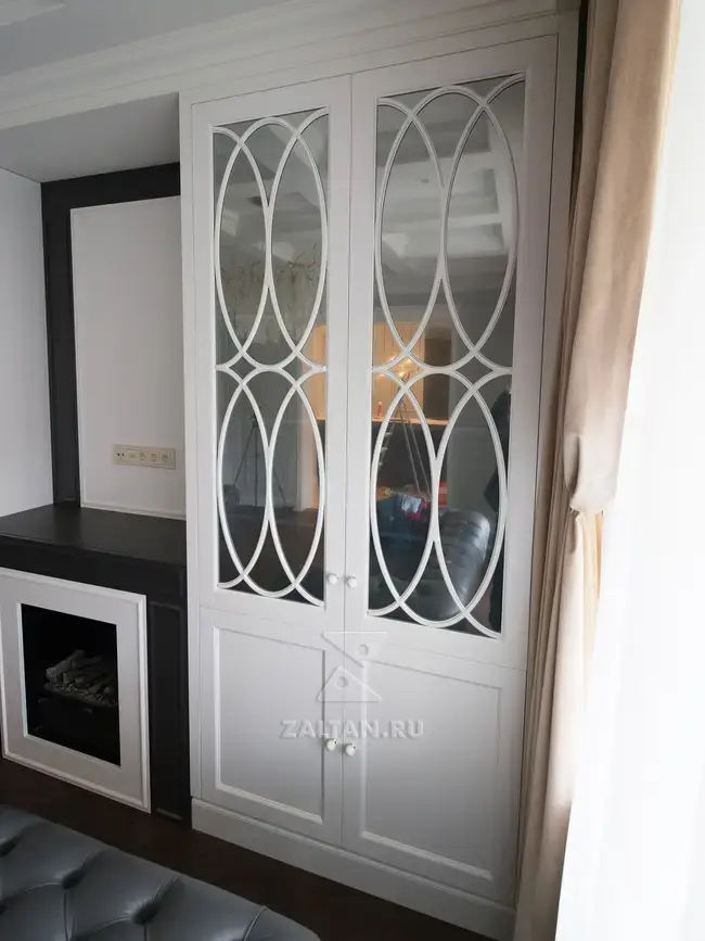 Шкаф с декоративной раскладкой