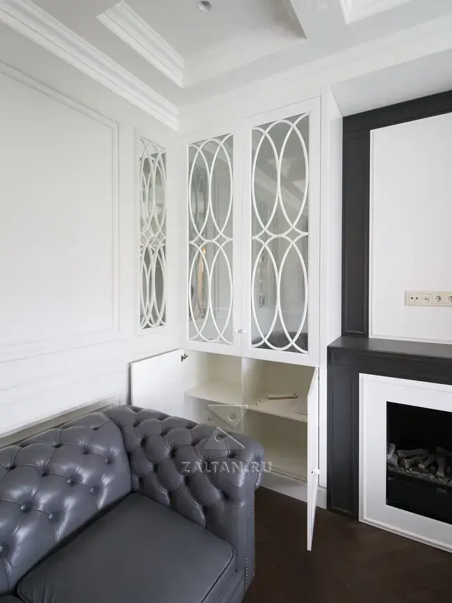 Шкаф витрина в гостиной