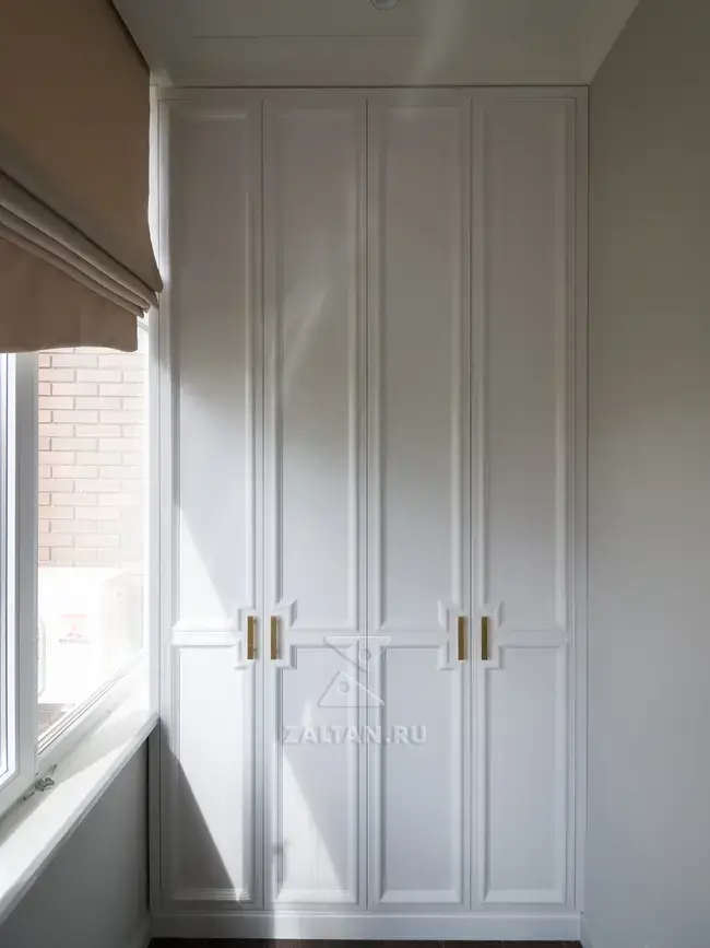 Белый классический шкаф