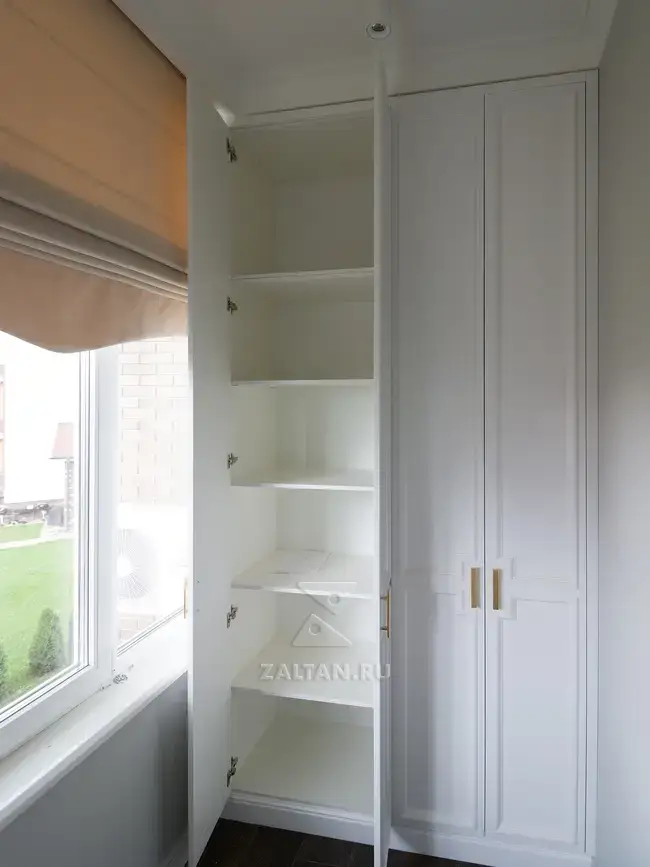Вместительный шкаф с полками
