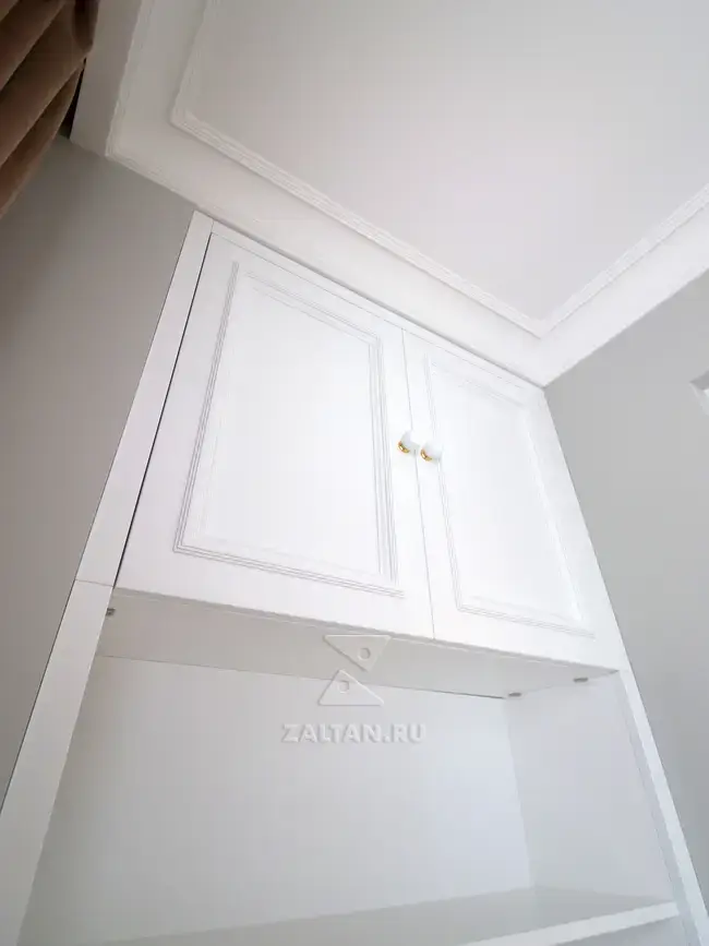 Антресольный ряд шкафов