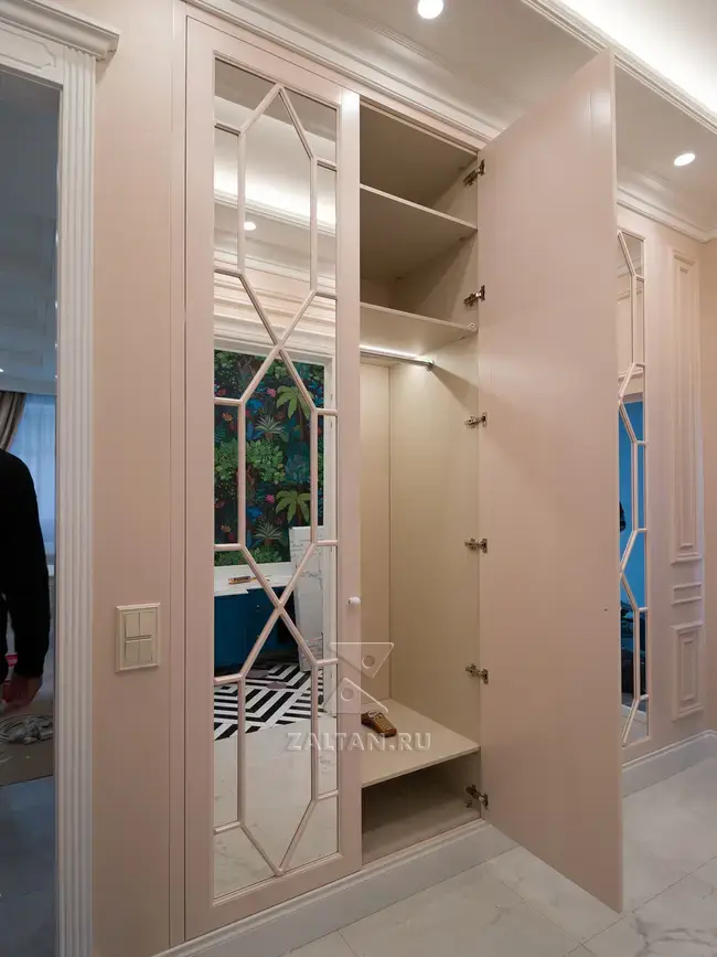 Распашной шкаф с подсветкой