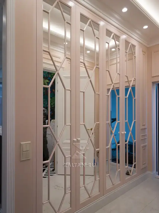 Шкаф неоклассика в прихожую