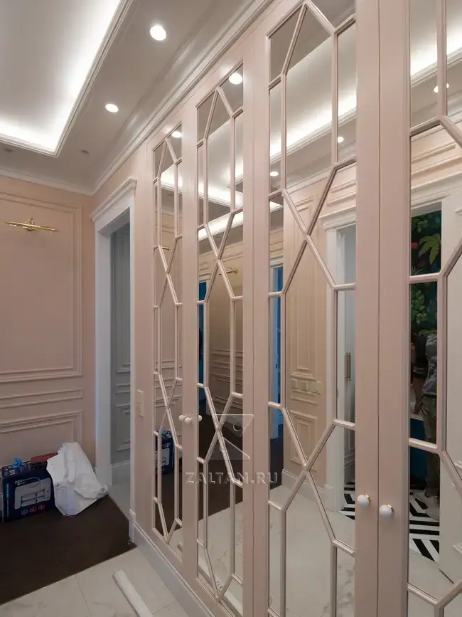 Шкаф с декоравтиной раскладкой