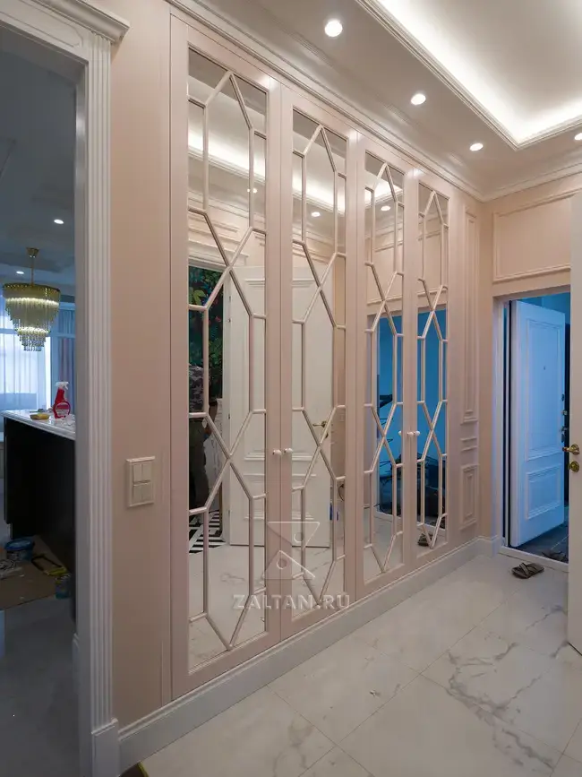 Зеркальный шкаф в коридор